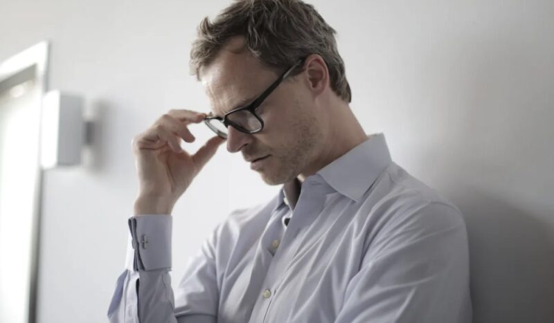 På Date Night hånar mannen fru för smutsiga diskar, ignorerar hennes gåva och öppnar den sedan efter hennes död - Dagens historia