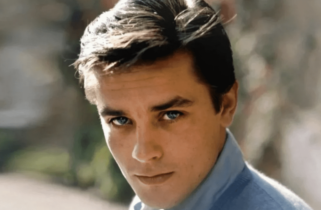 "Den mest eftertraktade mannen i fransk film!" Låt oss ta en titt på Alain Delons privatliv och hans väg till berömmelse.