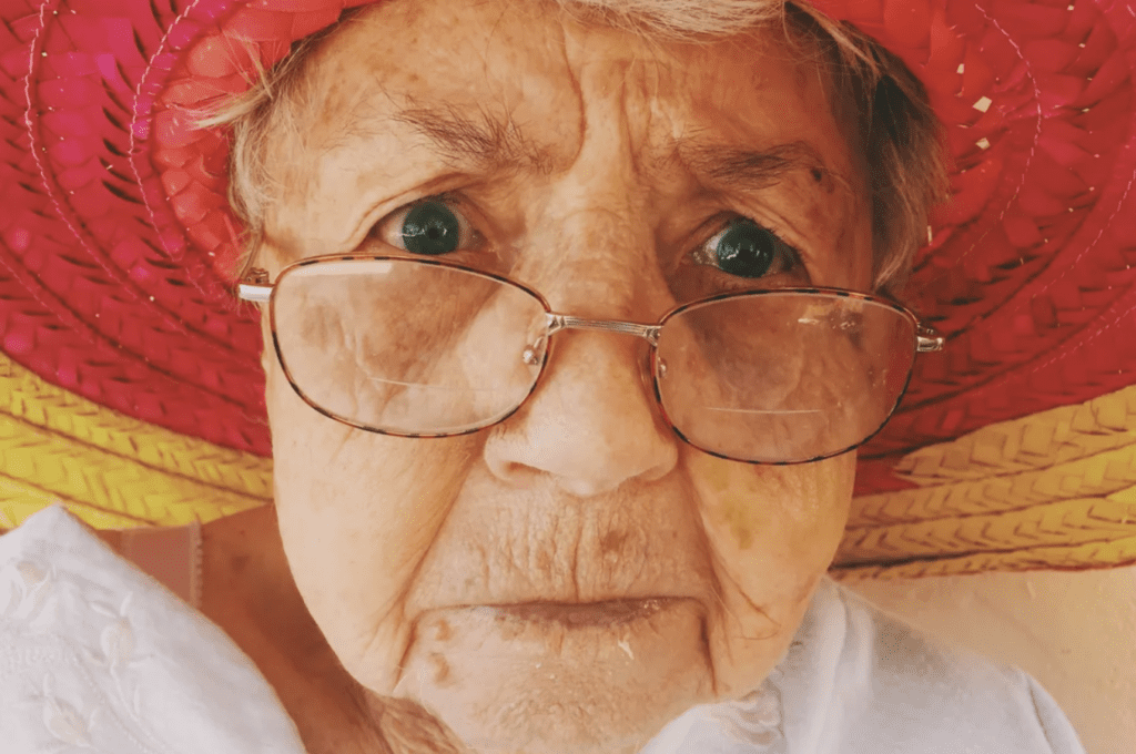91-årig änka fångar tjuvar efter att de försökt råna hennes hus - Dagens historia