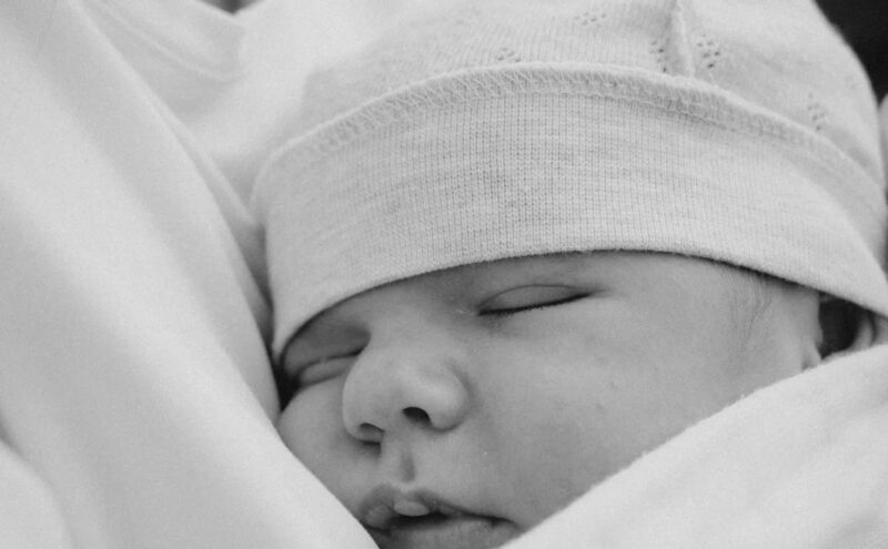 Jag uppfostrade min systers son som min egen i 15 år — sedan valde han henne framför mig för att hon köpte en bil till honom