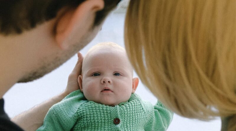 Föräldralös tjej lägger märke till nya blommor vid mammas grav varje vecka, möter en främling där - Dagens historia