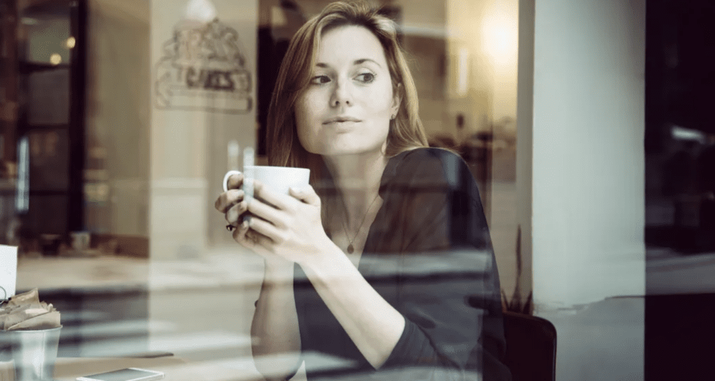 Med titeln mamma tog min plats på kaféet — hennes ansikte blev rött efter att jag lärde henne en lektion