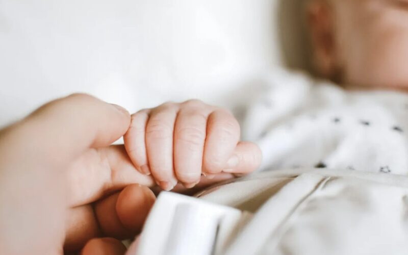 Flickan får paket från mamma som lämnade henne och pappa vid födseln och upptäcker sedan den hjärtskärande sanningen