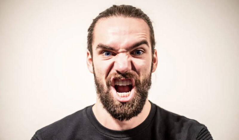 Svärdotter tvingar äldre kvinna att flytta in i det gamla garaget, några veckor senare kommer en man in – Dagens historia