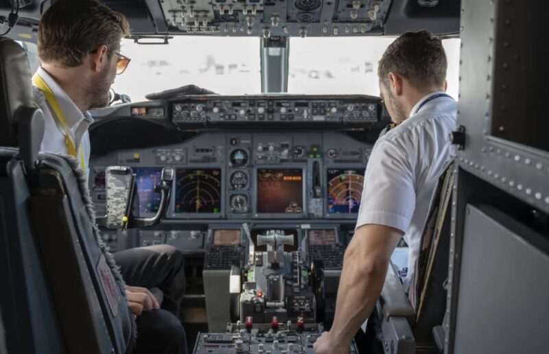 Innan han går av planet märker piloten den sista passageraren inuti vem som är en kopia av honom – dagens berättelse