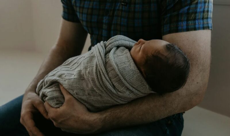 Min man vägrade byta vår babys blöjor eftersom "det inte är en mans jobb" - så jag väckte honom