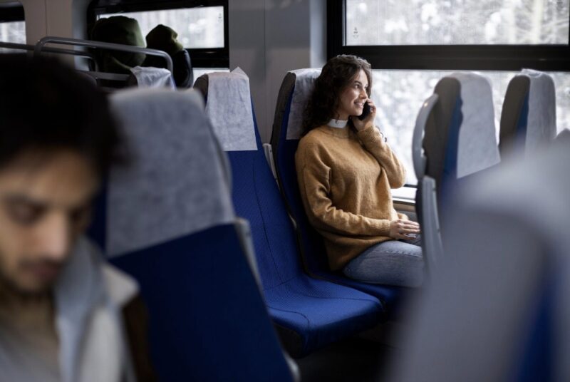 Jag vägrade att flytta och ge upp min plats till ett äldre par: en minut senare ringde de konduktören och ångrade det mycket