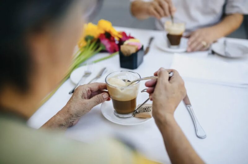 Gubben lovar att vänta på kvinnan han älskar på deras favoritkafé, väntar nästan 20 år efter — Dagens historia