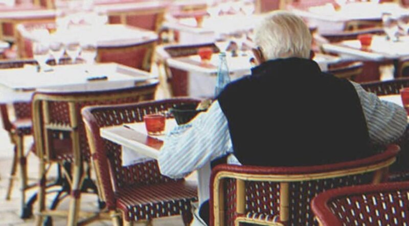 Gubben lovar att vänta på kvinnan han älskar på deras favoritkafé, väntar nästan 20 år efter — Dagens historia