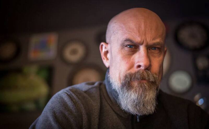 Chefen sparkar ung diskmaskin som misstänker henne för stöld, ber om ursäkt i tårar efter att han öppnat hennes väska - Dagens historia
