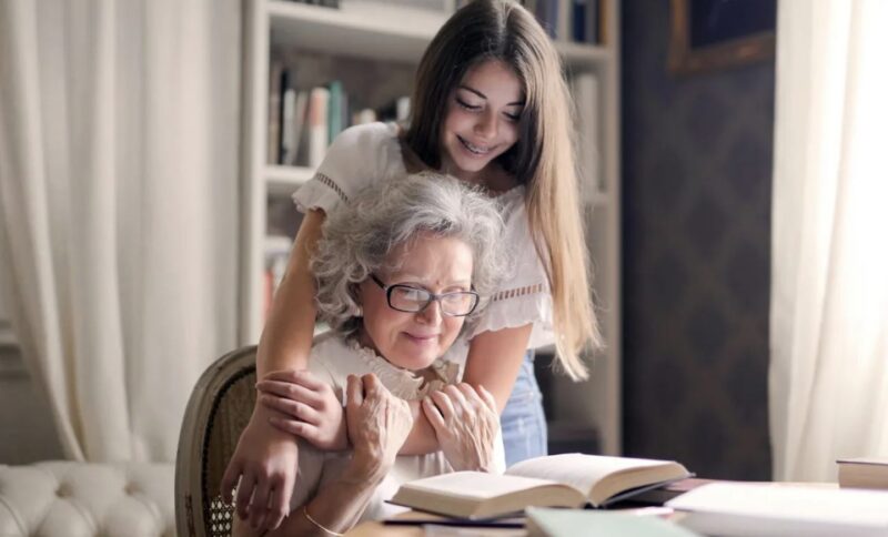 Min mormor låtsades vara döv för att testa oss innan hon delade arvet – alla fick vad de förtjänade