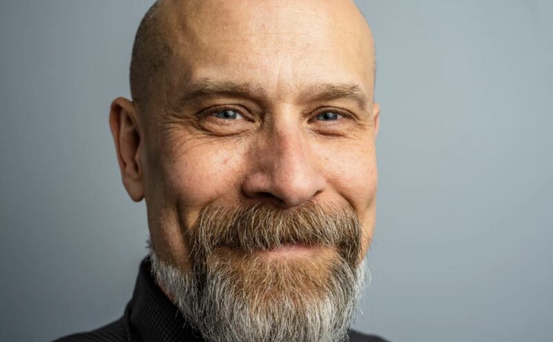 Chefen sparkar ung diskmaskin som misstänker henne för stöld, ber om ursäkt i tårar efter att han öppnat hennes väska - Dagens historia