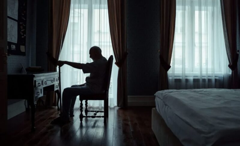 87-årig man återvänder hem från sjukhuset, ser att hans grejer hade tagits ut ur huset - Dagens historia