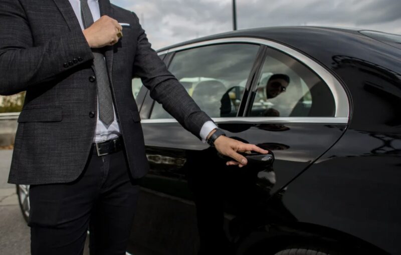 Jag ordnar bröllop för en rik kvinna, på evenemangsdagen min man kommer ut ur brudgummens limousine — Dagens historia