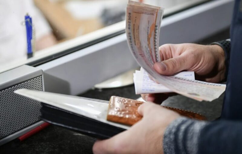 Jag vägrade att flytta och ge upp min plats till ett äldre par: en minut senare ringde de konduktören och ångrade det mycket