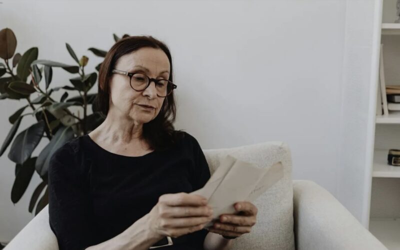 Flickan får paket från mamma som lämnade henne och pappa vid födseln och upptäcker sedan den hjärtskärande sanningen