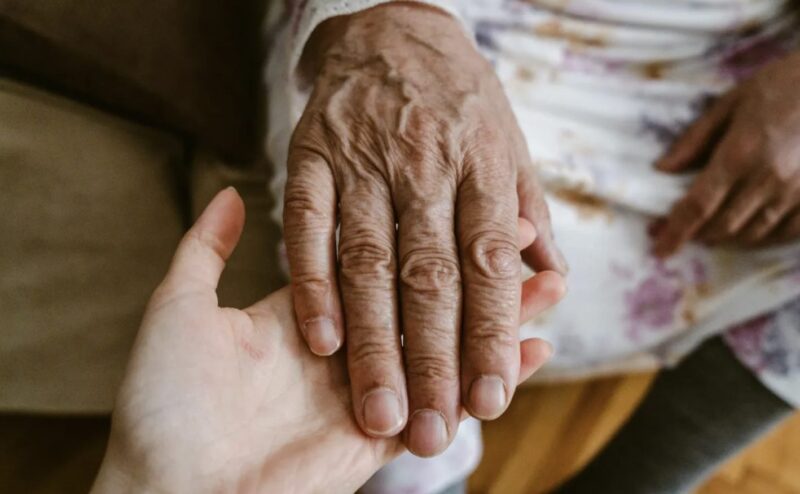 Min syster vägrade att betala en slant för vår mammas begravning – sedan påstod hon under sitt minnestal att hon hade betalat för allt inför alla gäster