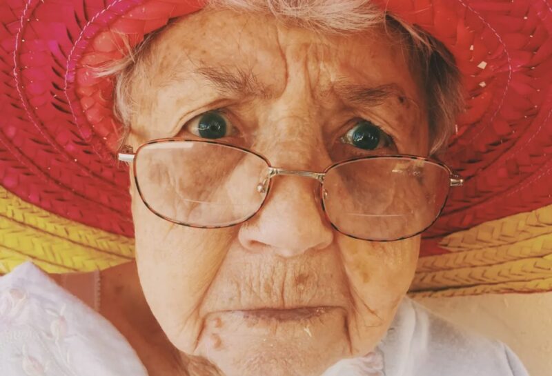 91-årig änka fångar tjuvar efter att de försökt råna hennes hus - Dagens historia