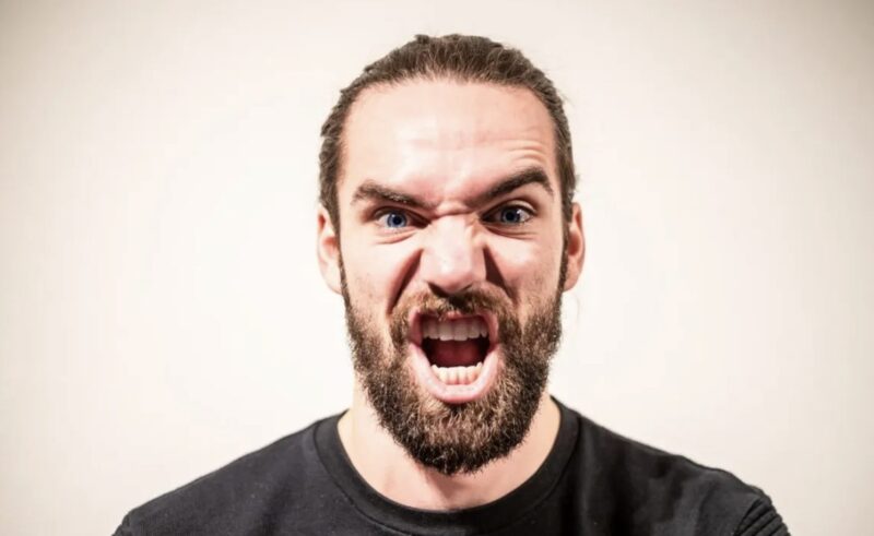 Restaurangägaren upptäcker att städare i hemlighet samlar in rester från bord för att mata sina barn – dagens historia