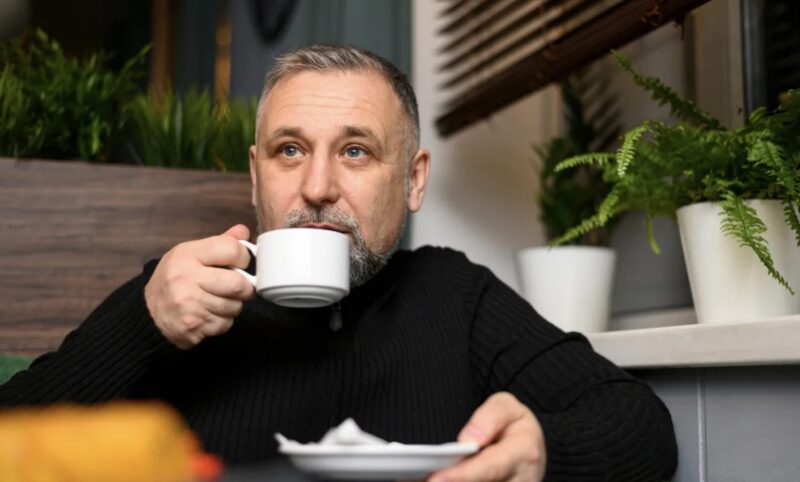 Min man sedan 22 år började ta ut soporna klockan 03.00 – så en natt följde jag honom