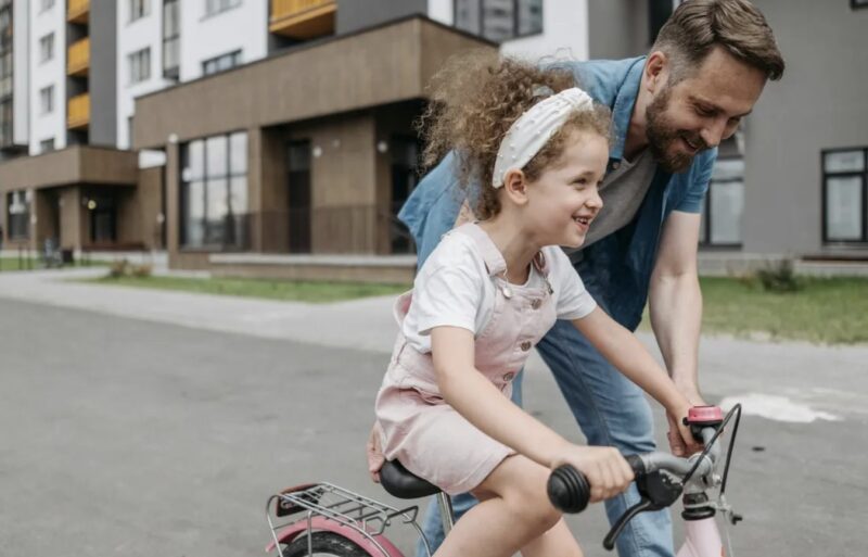 Min styvmamma bytte lås efter att min pappa gick bort för att hålla mig utanför – hon visste inte att min pappa hade förberett sig för det här scenariot