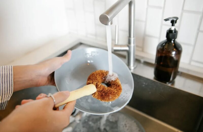 Min dotters svärföräldrar tog pengarna jag skickade henne och behandlade henne som en hembiträde – jag såg till att de visste att det var ett stort misstag