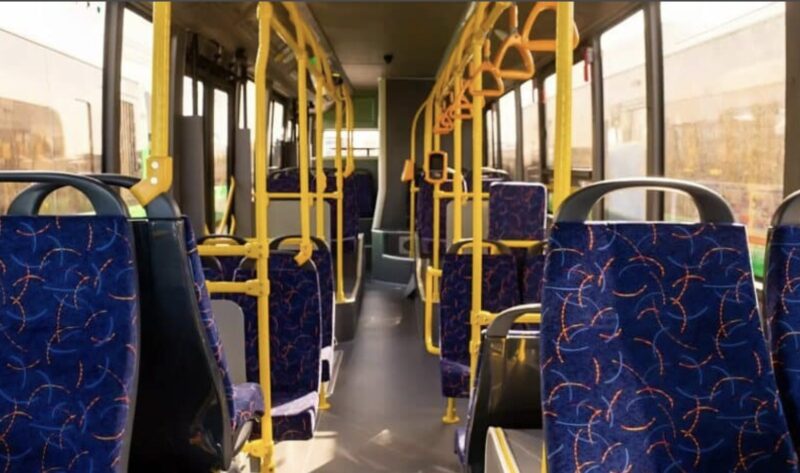 "Jag bryr mig inte om du inte kan betala för din biljett": Chauffören sparkade av en stackars mormor från bussen, och några minuter senare hände något oväntat