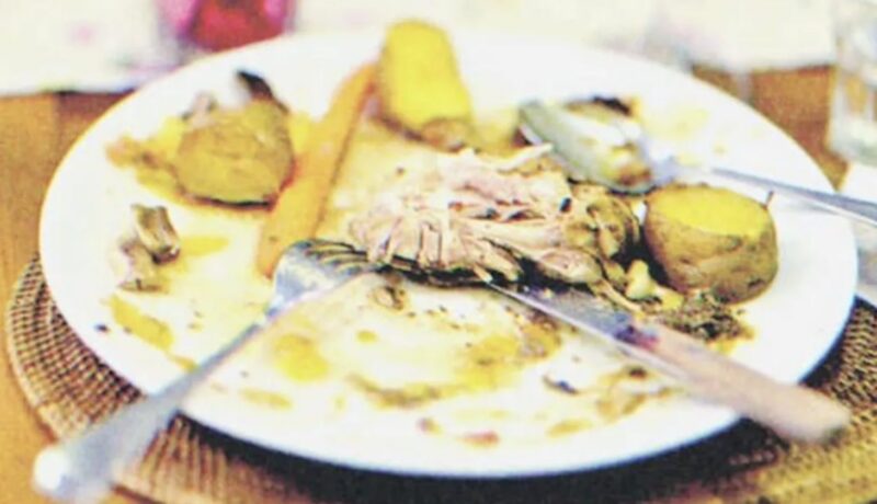 Restaurangägaren upptäcker att städare i hemlighet samlar in rester från bord för att mata sina barn – dagens historia