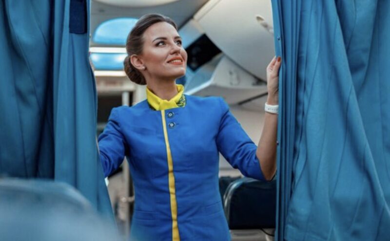 En flygvärdinna lade märke till en 10-årig pojke som gjorde ett konstigt tecken med fingrarna: några minuter senare gjorde planet en nödlandning.