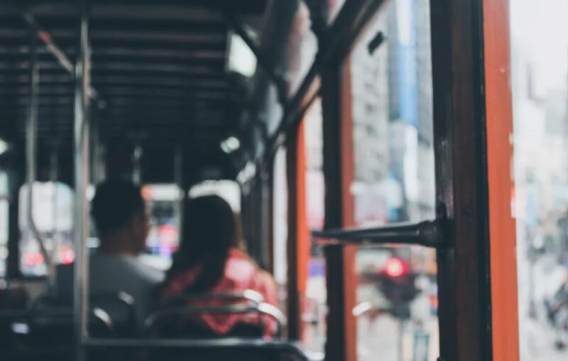 Flickan ger det sista av sina pengar för att betala en främlingsböter på bussen, gråter när hon ser honom på sin bal - Dagens historia