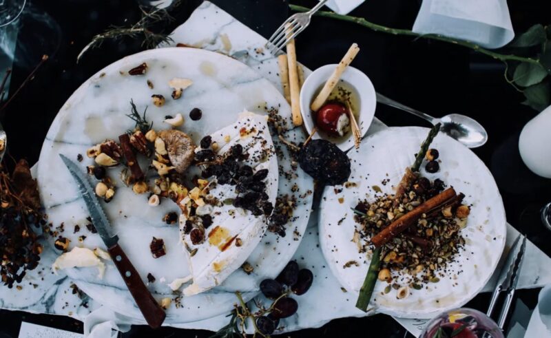 Restaurangägaren upptäcker att städare i hemlighet samlar in rester från bord för att mata sina barn – dagens historia