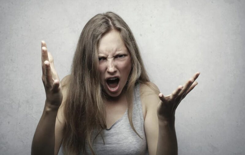 Mamma krävde att vi skulle sluta använda teckenspråk – sedan blev det offentligt serverat av servitören