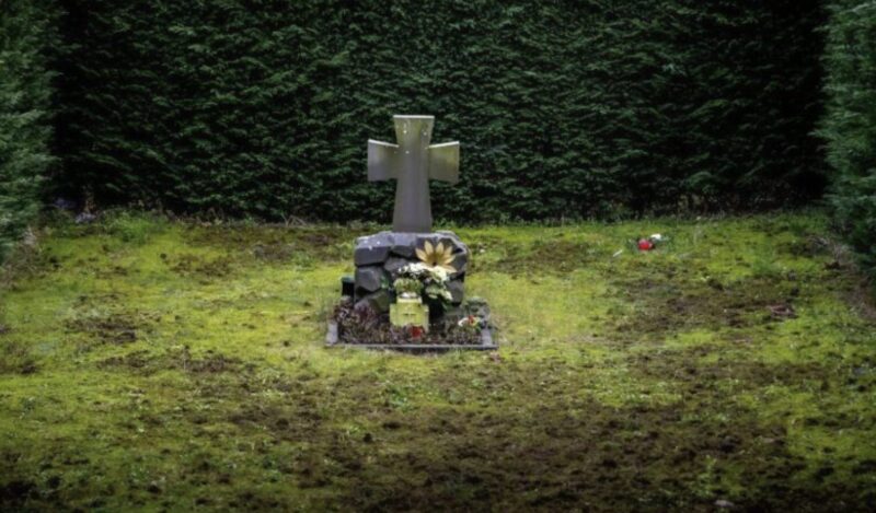 Änkan kom till sin mans grav, men lade märke till en obekant kvinna där: när hon fick veta vem hon var blev änkan förskräckt