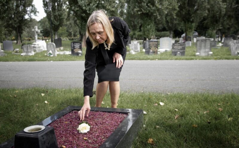 Änkan kom till sin mans grav, men lade märke till en obekant kvinna där: när hon fick veta vem hon var blev änkan förskräckt
