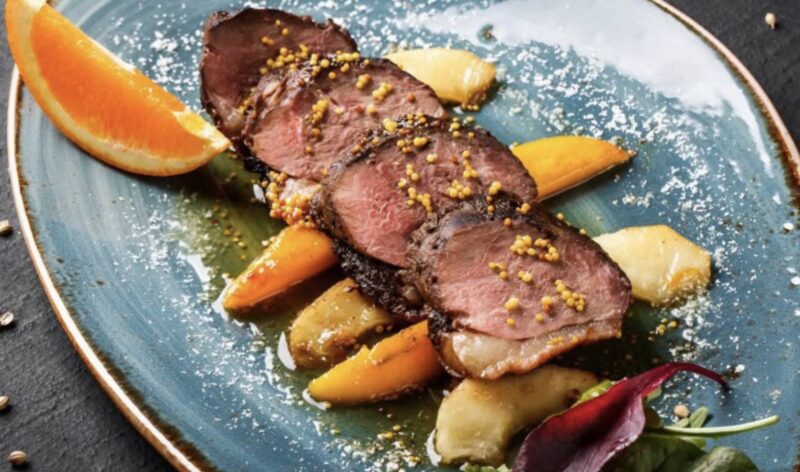 En mormor i gamla kläder gick in på en dyr restaurang, och folk började skratta åt henne och försökte kasta ut henne ur restaurangen: men sedan hände något oväntat.