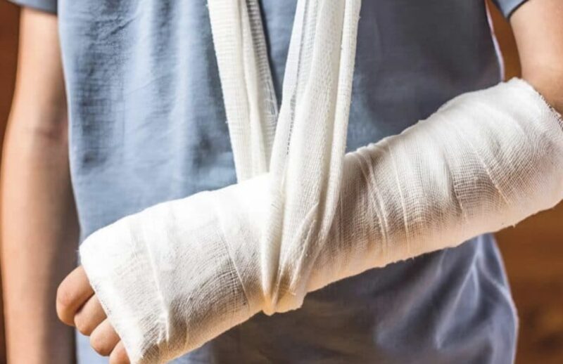 Jag åker tåg med en bruten arm, och sedan kräver en fräck kvinna att jag ger upp min plats och skriker åt mig: Jag var tvungen att lära henne en läxa.
