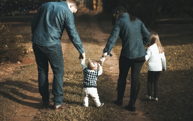 Ensamstående mamma till fyra köper begagnad bil, ägaren säger åt henne att titta i bagageutrymmet när hon kommer hem - Dagens historia