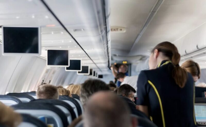 En flygvärdinna lade märke till en 10-årig pojke som gjorde ett konstigt tecken med fingrarna: några minuter senare gjorde planet en nödlandning.