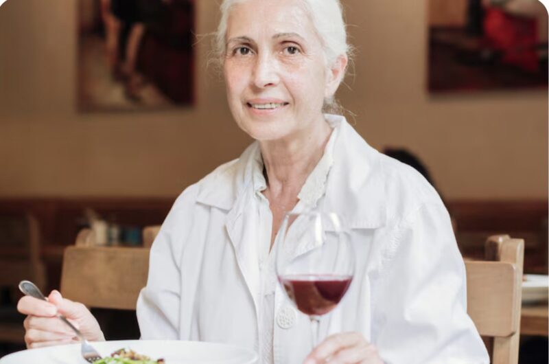 En mormor i gamla kläder gick in på en dyr restaurang, och folk började skratta åt henne och försökte kasta ut henne ur restaurangen: men sedan hände något oväntat.