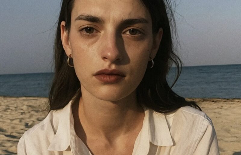 Jag trodde att min man var död tills jag såg honom koppla av på stranden med en annan familj — Dagens berättelse