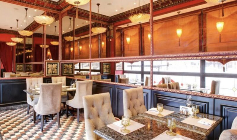 En mormor i gamla kläder gick in på en dyr restaurang, och folk började skratta åt henne och försökte kasta ut henne ur restaurangen: men sedan hände något oväntat.