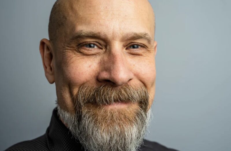 Boss sparkar ung diskmaskin som misstänker henne för stöld, ber om ursäkt i tårar efter att han öppnat hennes väska - Dagens historia