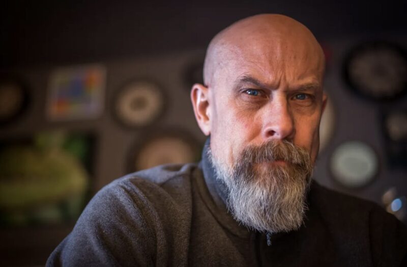 Boss sparkar ung diskmaskin som misstänker henne för stöld, ber om ursäkt i tårar efter att han öppnat hennes väska - Dagens historia