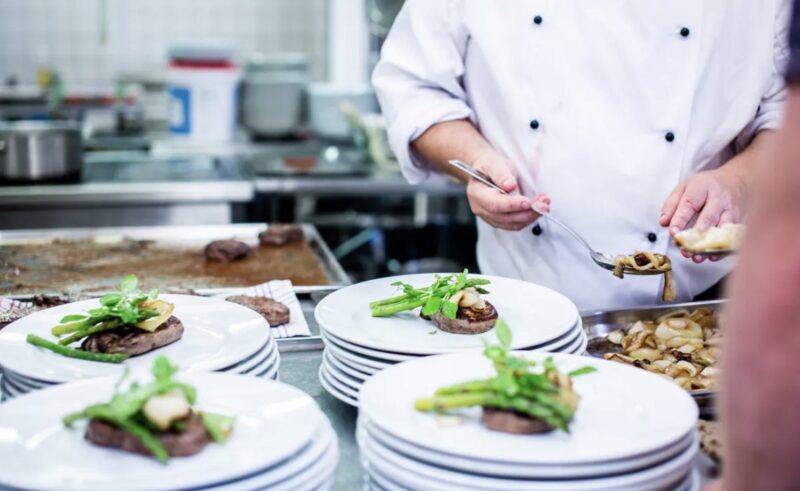Restaurangägaren upptäcker att städare i hemlighet samlar in rester från bord för att mata sina barn – dagens historia