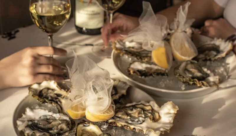 Restaurangägaren upptäcker att städare i hemlighet samlar in rester från bord för att mata sina barn – dagens historia