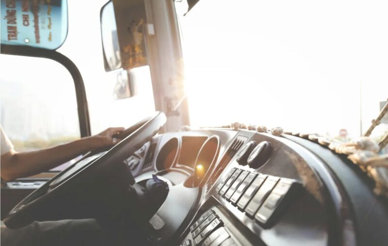 Flickan ger det sista av sina pengar för att betala en främlingsböter på bussen, gråter när hon ser honom på sin bal - Dagens historia