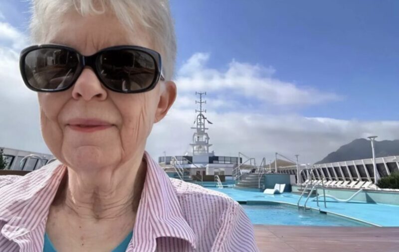 En 77-årig pensionär från Amerika bestämde sig för att tillbringa resten av sitt liv på en liner och njuter nu av oändlig avkoppling.