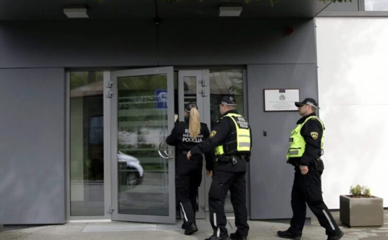 Flickan ringde räddningstjänsten och sa att hon hörde konstiga ljud under sin säng: när polisen tittade under sängen såg de något hemskt.