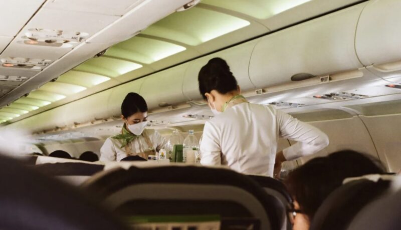 Ett barn på ett flygplan gav mig en sedel och en 10-dollarssedel – det förändrade mitt liv