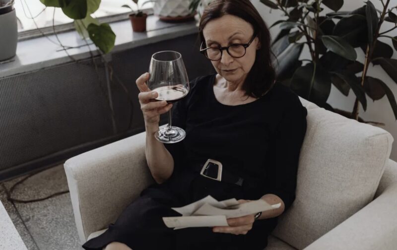 Kvinna ignorerar brev från man hon lämnade för 53 år sedan, besöker honom en gång och hittar ett förstört hus — Dagens berättelse